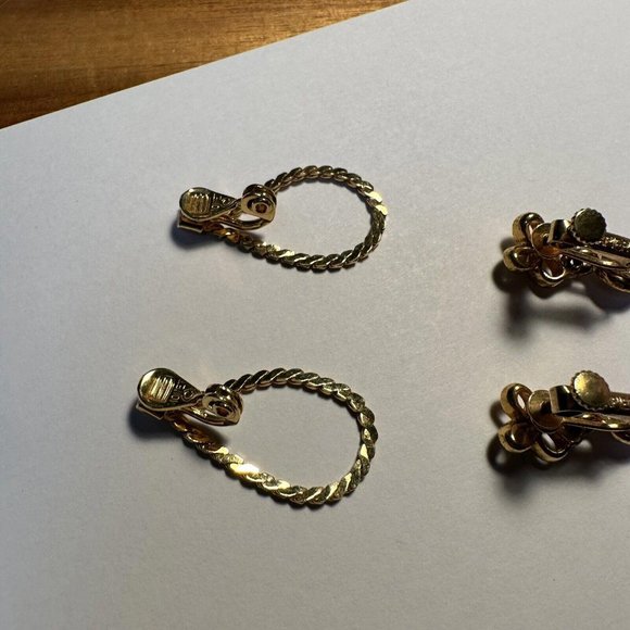 Lot of 2 Both signed Gold Tone Clip On Earrings Napier / Monet - Picture 9 of 12